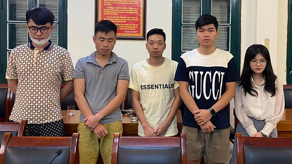 Hàng trăm người cao tuổi bị nhóm thanh niên lừa bán viên sáng mắt