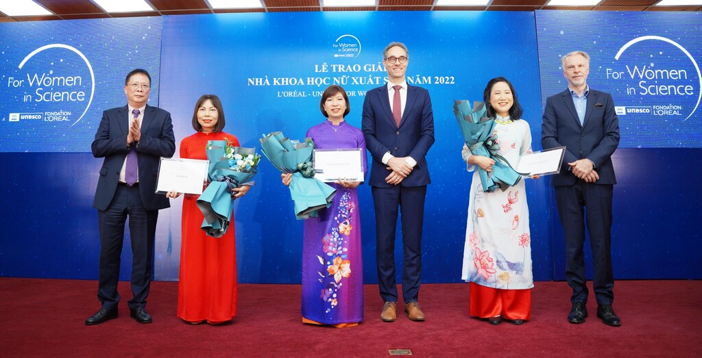 1057-trao-giai-thuong-3-nha-khoa-hoc-nu-xuat-sac-2022.jpg