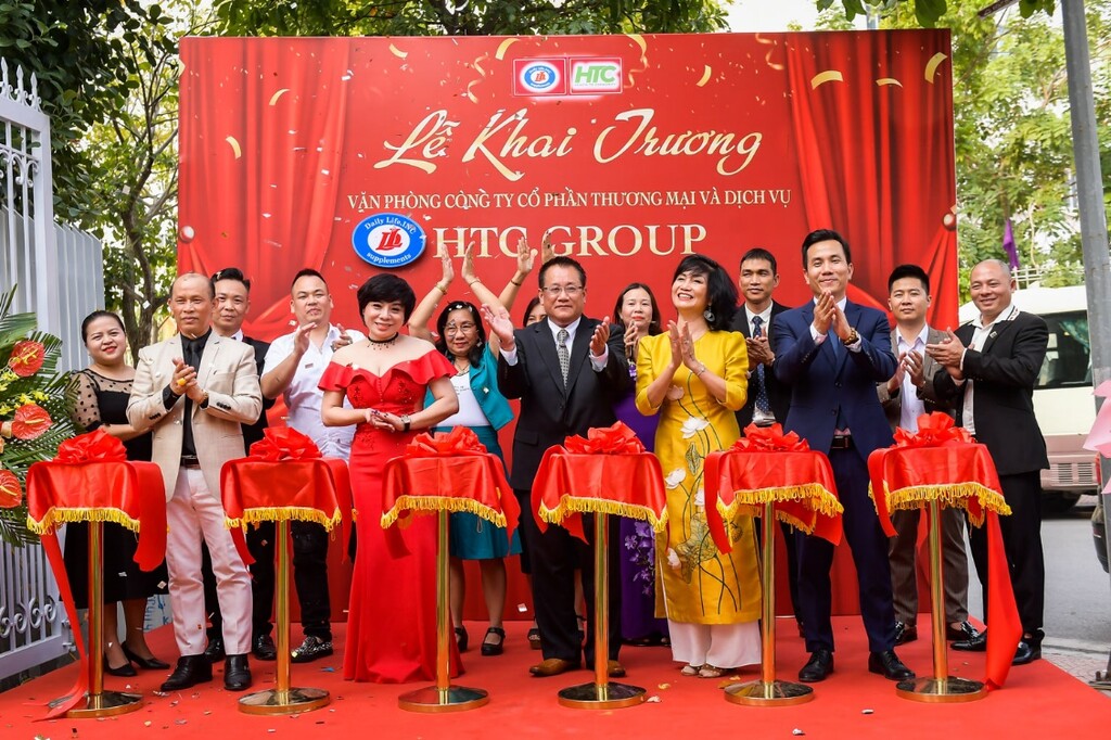Các đại biểu cắt băng khai trương Văn phòng HTC Group.