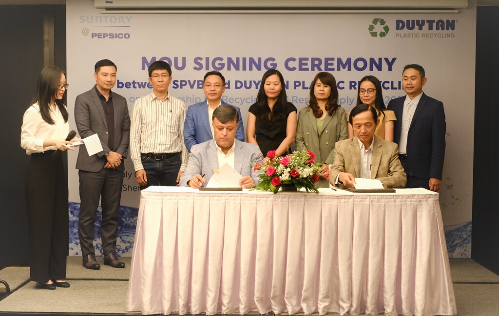 670-tong-giam-doc-suntory-pepsico-viet-nam-va-chu-tich-nhua-tai-che-duy-tan-ky-ket-thoa-thuan.jpg
