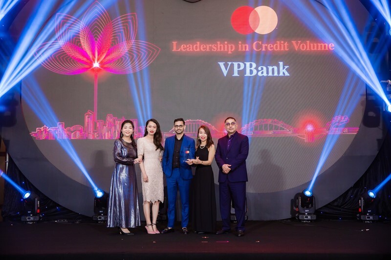 707-dai-dien-vpbank-nhan-trao-giai-tu-mastercredit.jpg