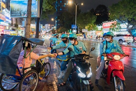866-nhan-vien-baemin-cung-doi-tac-tai-xe-giup-do-nhung-doi-tuong-yeu-the.jpg