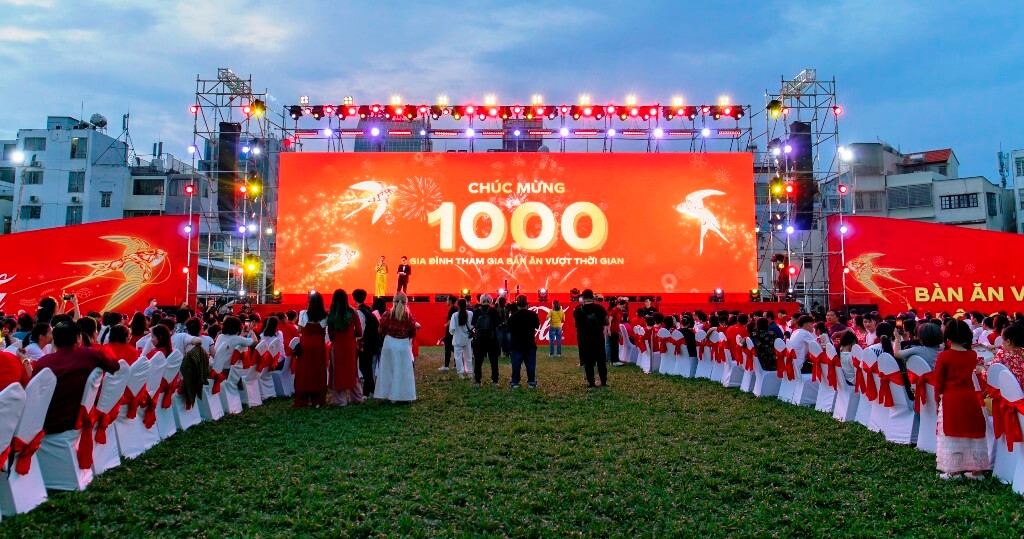 1119-111-ky-luc-duoc-chung-tay-xac-lap-voi-su-tham-gia-cua-1000-gia-dinh.jpg