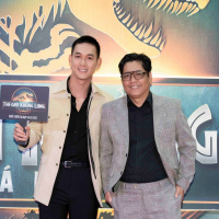 Song Luân đốn tim fan với diện mạo như hoàng tử, Chúng Huyền Thanh ghi điểm với diện mạo cực rạng rỡ tại sự kiện ra mắt “Thế Giới Khủng Long: Tái Sinh”