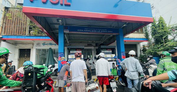 Sau một đêm xếp hàng dài chờ đổ xăng, người dân TP.HCM đã dễ dàng mua xăng hơn