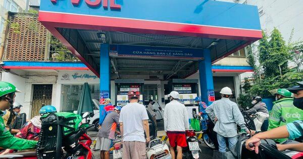Sau một đêm xếp hàng dài chờ đổ xăng, người dân TP.HCM đã dễ dàng mua xăng hơn