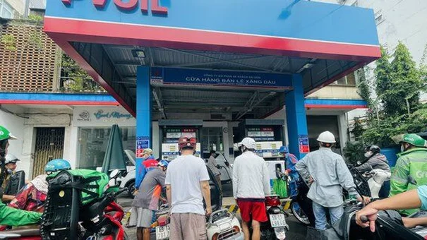 Sau một đêm xếp hàng dài chờ đổ xăng, người dân TP.HCM đã dễ dàng mua xăng hơn
