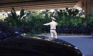 Hàng loạt xe máy đi vào làn khẩn cấp trên cao tốc
