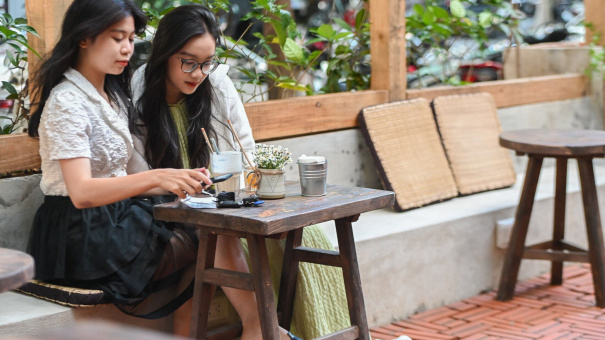 Ra quán uống cà phê ngắm phố phường để không thấy 'có lỗi' với mùa thu Hà Nội