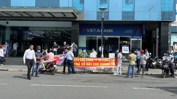 Bình Dương: Khách hàng căng băng rôn đòi Becamex IJC trả sổ đỏ