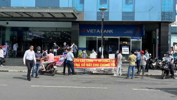 Bình Dương: Khách hàng căng băng rôn đòi Becamex IJC trả sổ đỏ