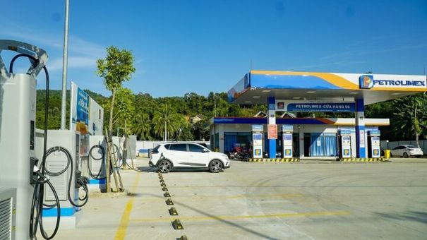 VinFast khai trương dịch vụ sạc xe điện tại hệ thống Petrolimex trên toàn quốc