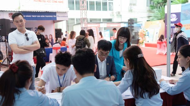 Trường Đại học Kinh tế - Đại học Quốc gia Hà Nội tổ chức Ngày hội việc làm
