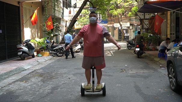 Quán phở lạ giao hàng bằng xe điện, ông chủ giao hàng lướt như bay giữa phố