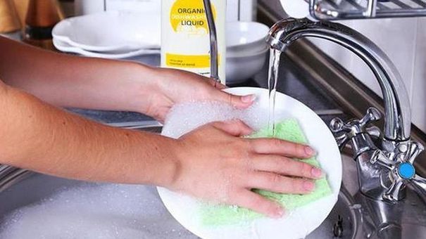 Rửa bát không đúng cách có thể gây hại cho sức khỏe