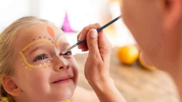 Cảnh báo đồ chơi hóa trang lễ hội halloween có thể gây hại đến sức khỏe trẻ nhỏ