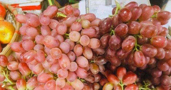 Nho sữa Trung Quốc giá siêu rẻ tràn ngập các chợ