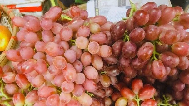 Nho sữa Trung Quốc giá siêu rẻ tràn ngập các chợ