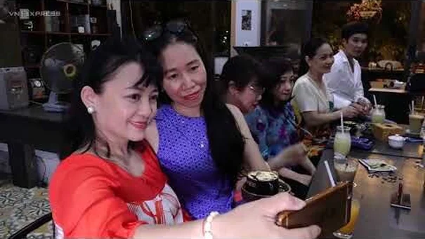 Video Vẽ phong cảnh Hà Nội lên cốc cà phê trứng