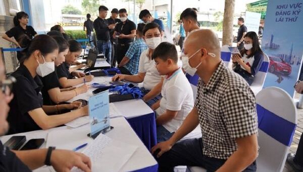 Giá pin còn 176 triệu, VinFast VF 8 hút khách lái thử tại TP. Hồ Chí Minh