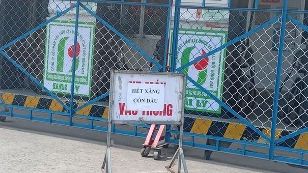 Nhiều cửa hàng lại... hết xăng