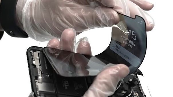 Chiếc iPhone màn hình gập đầu tiên thế giới được chế tạo như thế nào?