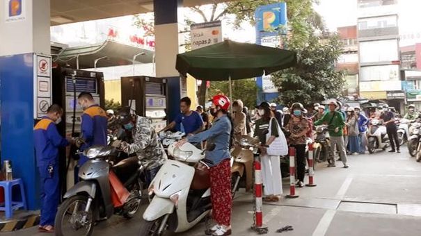 Hà Nội: Xếp hàng cả tiếng đồng hồ mới đổ được bình xăng