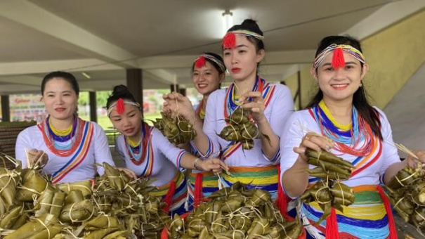 Độc đáo Tết Ngã rạ của người Cor ở Quảng Ngãi