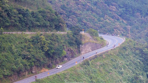 Giới trẻ kéo nhau lên đèo Hải Vân thư giãn, 'săn mây' dịp cuối tuần