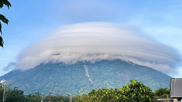Chuyên gia nói gì về đám mây hình 'đĩa bay' trên núi Bà Đen?