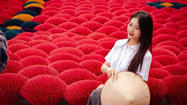 Giới trẻ Hà Nội rủ nhau đến chụp ảnh ở làng hương 100 năm tuổi, đẹp không kém gì xứ Huế
