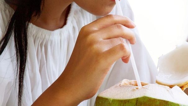 Chuyên gia: Những ai không nên uống nước dừa?