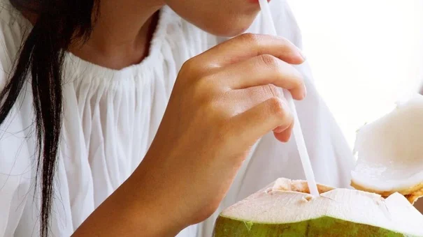 Chuyên gia: Những ai không nên uống nước dừa?