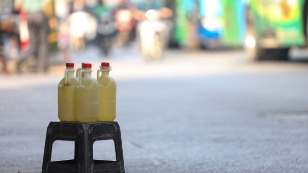 Bộ Công Thương chỉ đạo xử nghiêm hành vi bán xăng qua thùng, can, chai