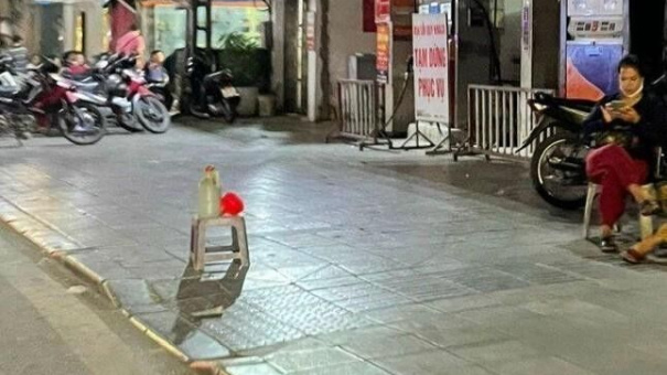 Hà Nội: Giao Công an xử lý bán xăng dầu bằng chai, lọ trên vỉa hè