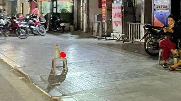 Hà Nội: Giao Công an xử lý bán xăng dầu bằng chai, lọ trên vỉa hè