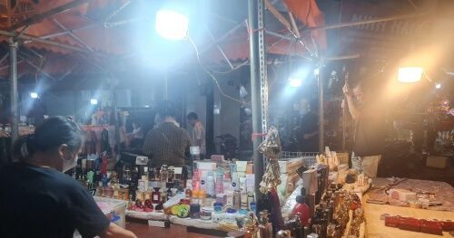 Hàng nhái, hàng giả 'tung hoành' phố đêm tại Hà Nội