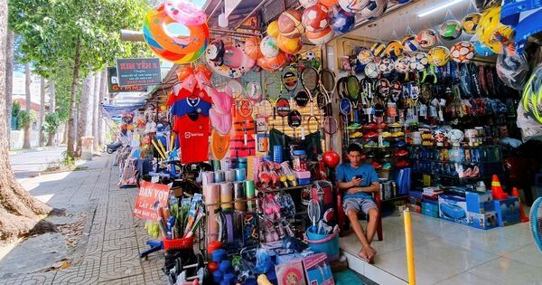 Khách thắt chặt hầu bao, thị trường đồ thể thao ăn theo World Cup ế ẩm