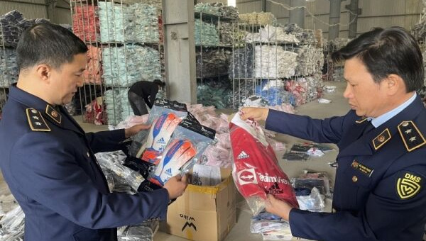 Quản lý thị trường Hà Nội xử lý 30.000 sản phẩm thể thao giả mạo nhãn hiệu trên thương mại điện tử