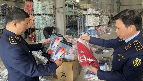 Quản lý thị trường Hà Nội xử lý 30.000 sản phẩm thể thao giả mạo nhãn hiệu trên thương mại điện tử