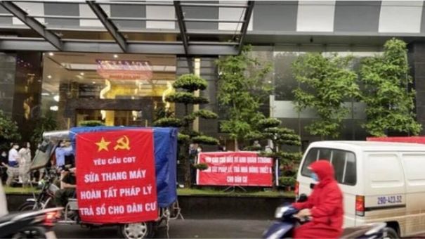 Cư dân Tòa Tháp Doanh nhân căng băng rôn phản đối chủ đầu tư