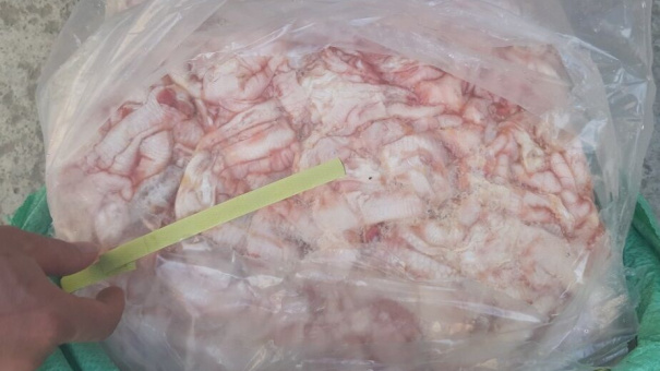 Lạng Sơn: Tiêu hủy 2,5 tấn chân gà rút xương nhập lậu