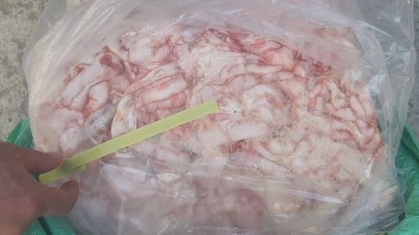 Lạng Sơn: Tiêu hủy 2,5 tấn chân gà rút xương nhập lậu