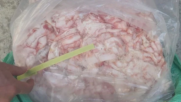 Lạng Sơn: Tiêu hủy 2,5 tấn chân gà rút xương nhập lậu