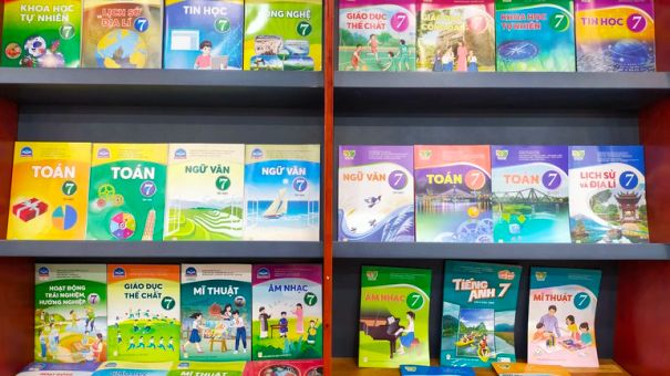 Giá sách giáo khoa lớp 3, lớp 7 và lớp 10 của NXB giáo dục Việt Nam tăng cao