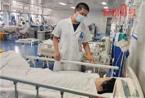 Chàng trai 24 tuổi bị chuyển gấp đến 