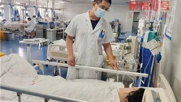Chàng trai 24 tuổi bị chuyển gấp đến 