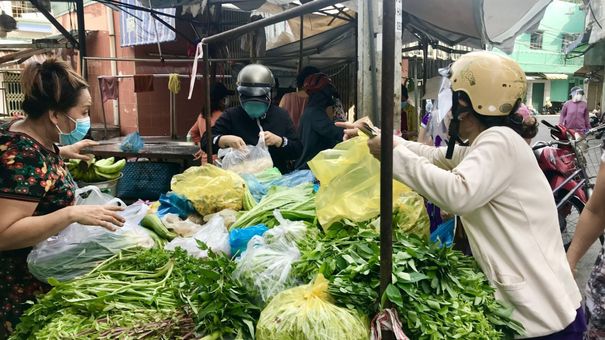 Giá xăng quá cao so với thu nhập