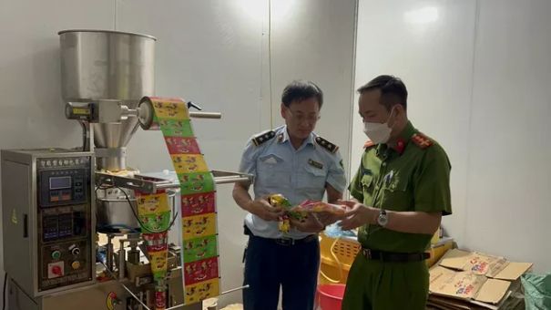 'Phù phép' hàng tấn kẹo trôi nổi thành kẹo Nhật Bản