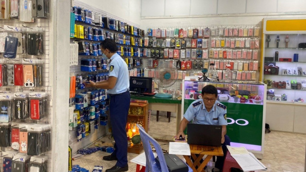 Bình Thuận: Tạm giữ hàng nghìn sản phẩm phụ kiện điện thoại không hóa đơn, chứng từ
